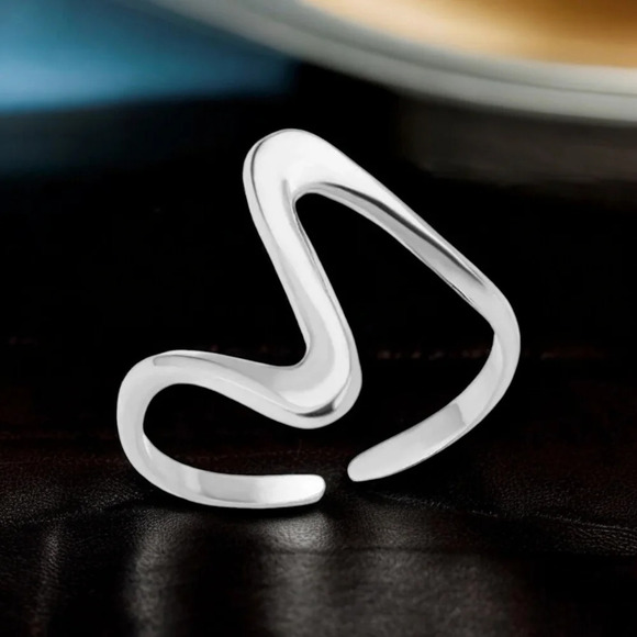 🆕️18K Gold Plated Adjustable Wavy Dainty Minimalist Ring - Fits Sizes 6-9 ✨ - Picture 4 of 13